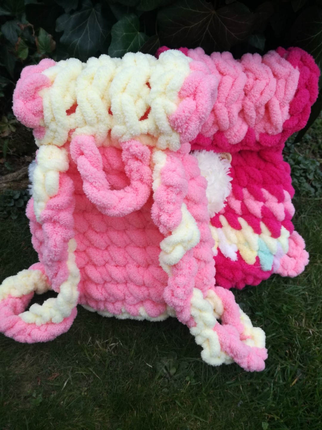 RUČNE PLETENÝ BATOH PRE DETI.