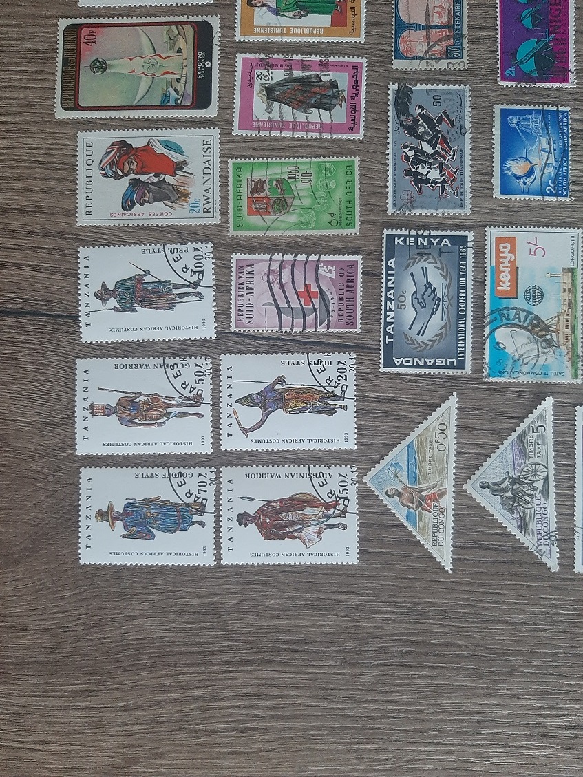 AFRIKA, razené známky, každá iná. 100 KS.