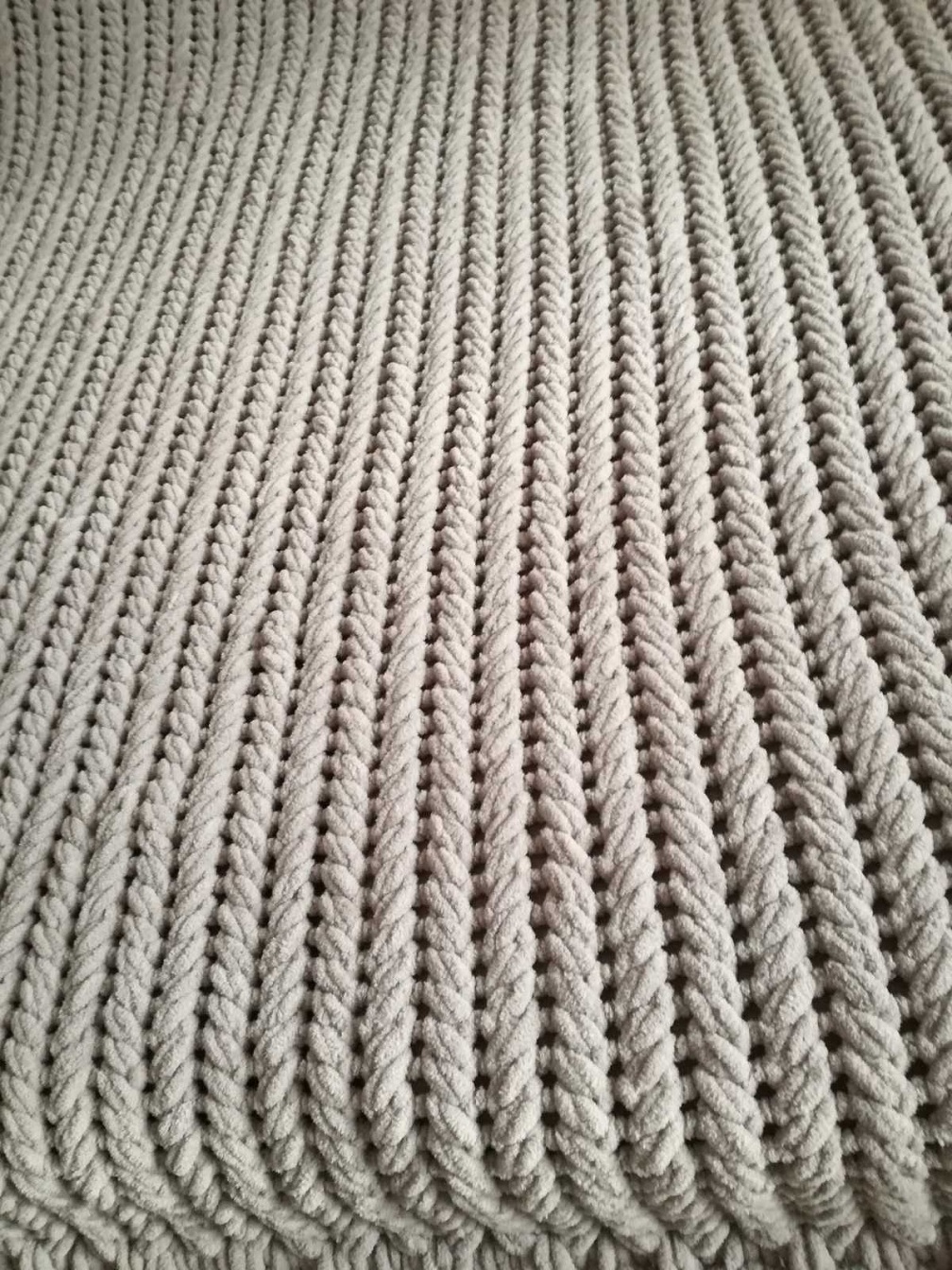 VEĽKÁ DEKA ( VZOR VIANOČKA ) NA MANŽELSKÚ POSTEĽ 210 cm x 220 cm - SIVOHNEDÁ + 2 OBLIEČKY NA VANKÚŠE.