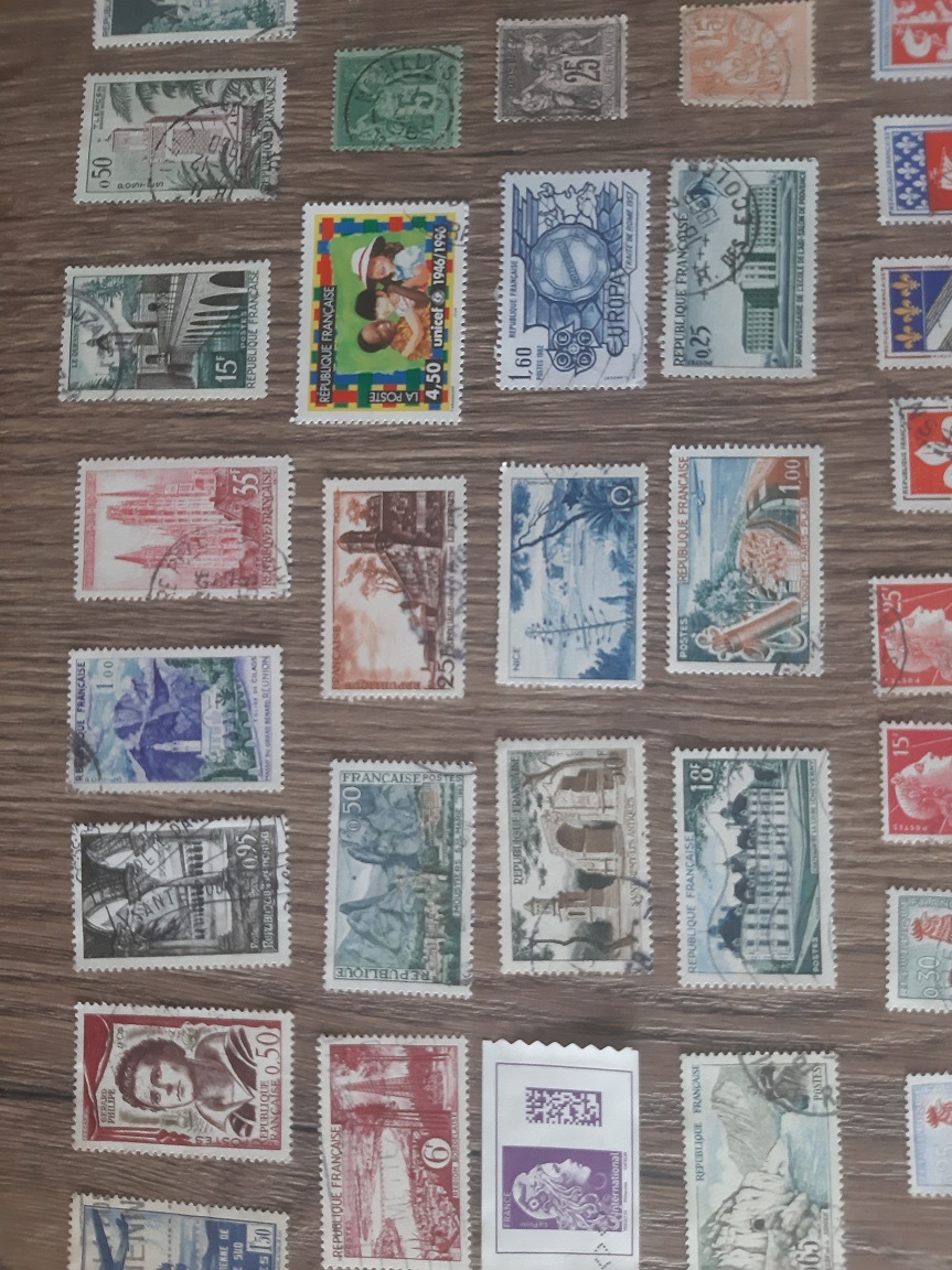FRANCÚZSKO, razené známky, každá iná. 100 KS.