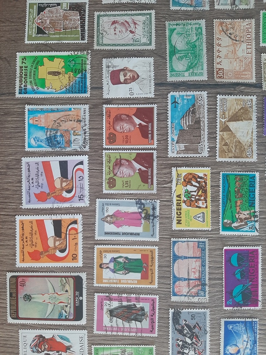 AFRIKA, razené známky, každá iná. 100 KS.