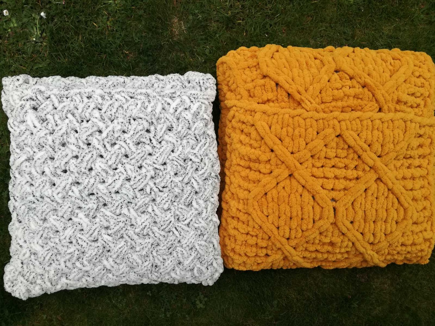 OBLIEČKY NA VANKÚŠE ( 40 cm x 40 cm ).