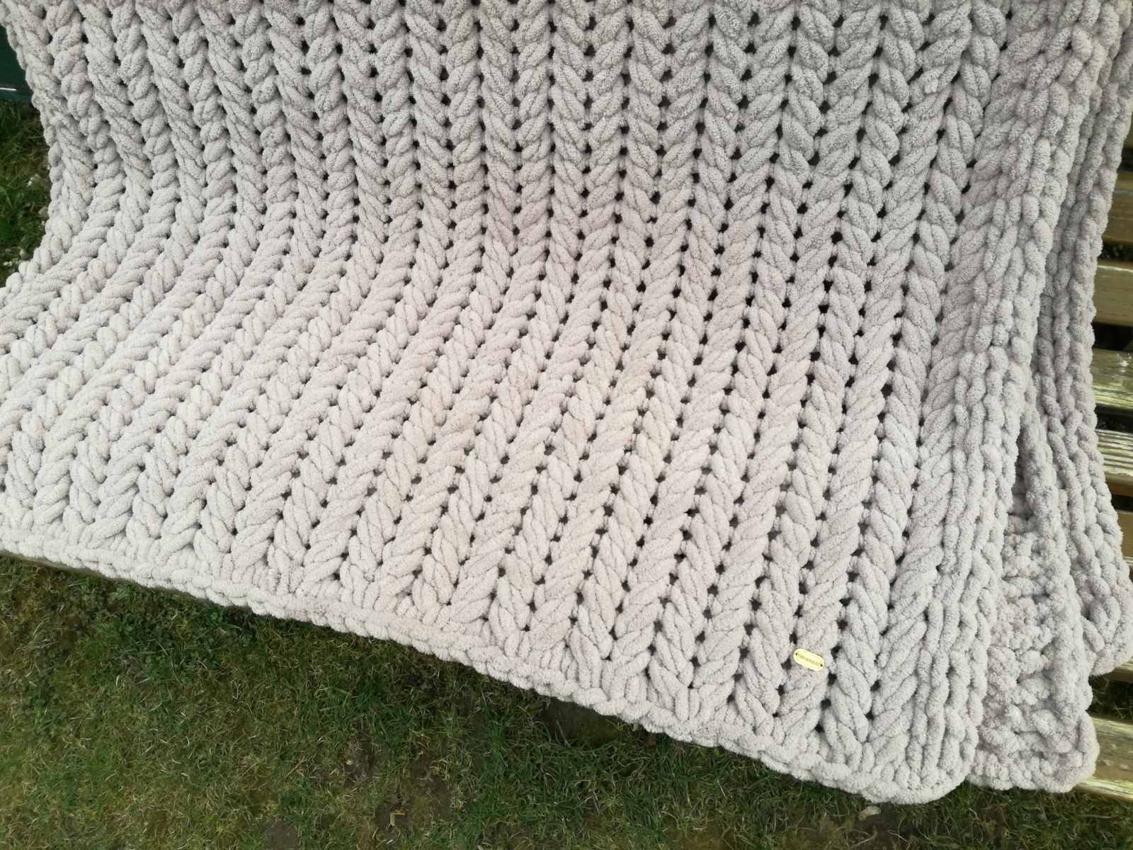 VEĽKÁ DEKA ( VZOR VIANOČKA ) NA MANŽELSKÚ POSTEĽ 210 cm x 220 cm - SIVOHNEDÁ + 2 OBLIEČKY NA VANKÚŠE.