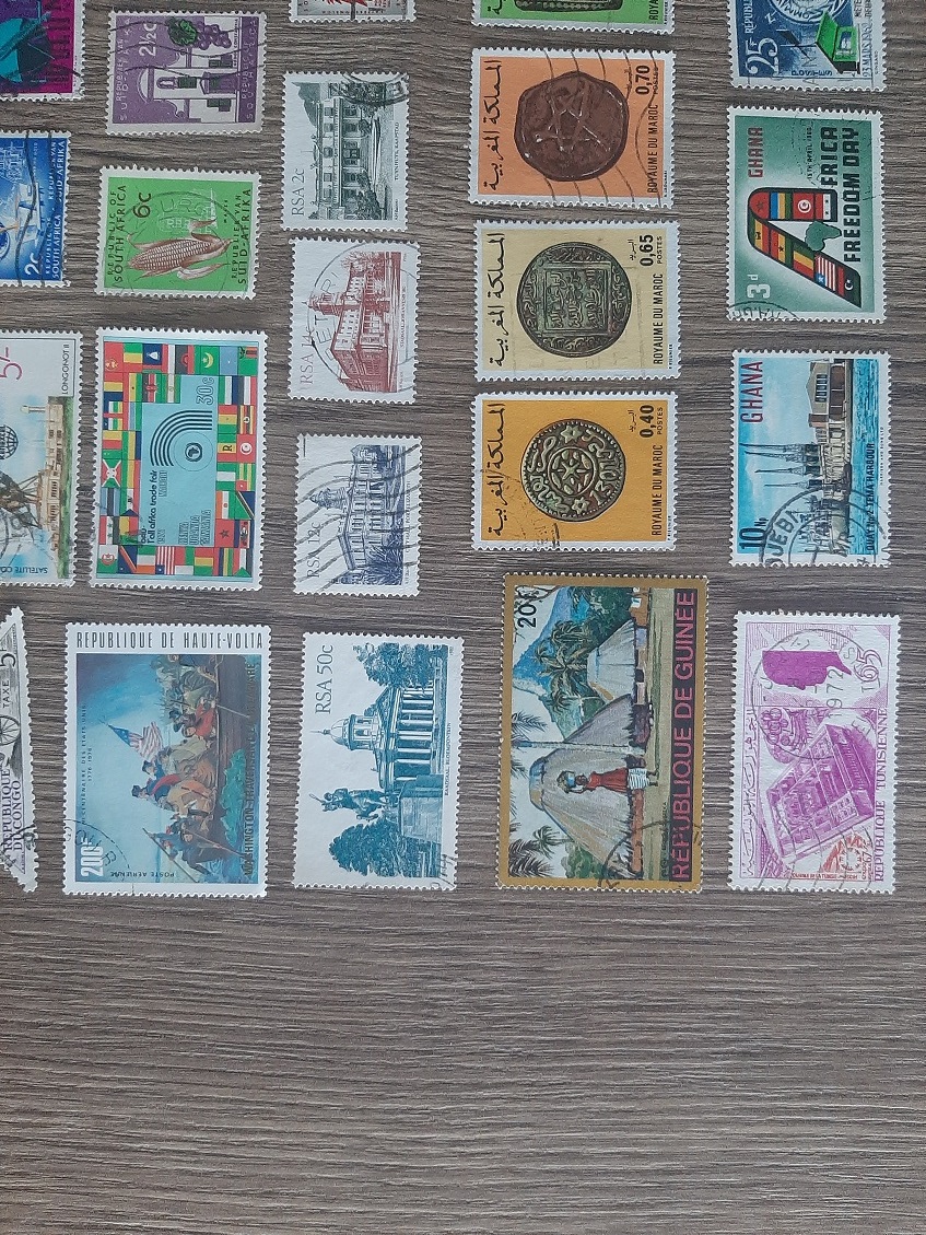 AFRIKA, razené známky, každá iná. 100 KS.