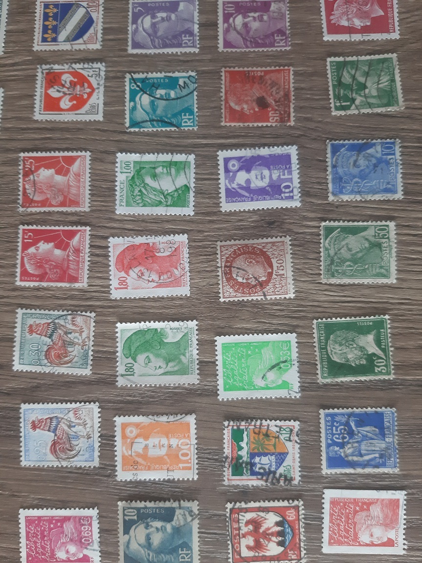 FRANCÚZSKO, razené známky, každá iná. 100 KS.