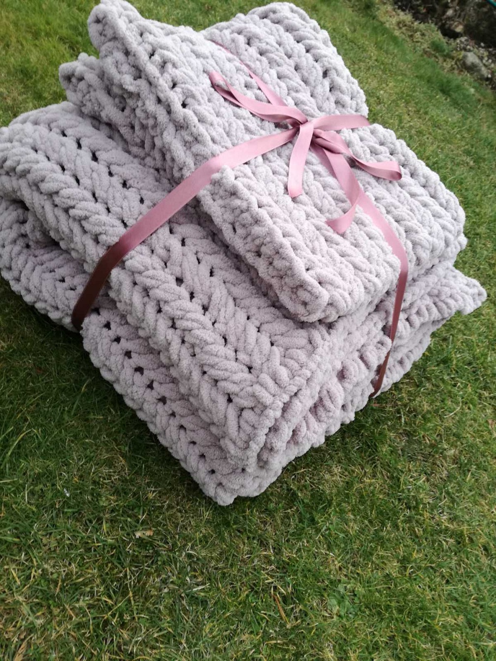 VEĽKÁ DEKA ( VZOR VIANOČKA ) NA MANŽELSKÚ POSTEĽ 210 cm x 220 cm - SIVOHNEDÁ + 2 OBLIEČKY NA VANKÚŠE.