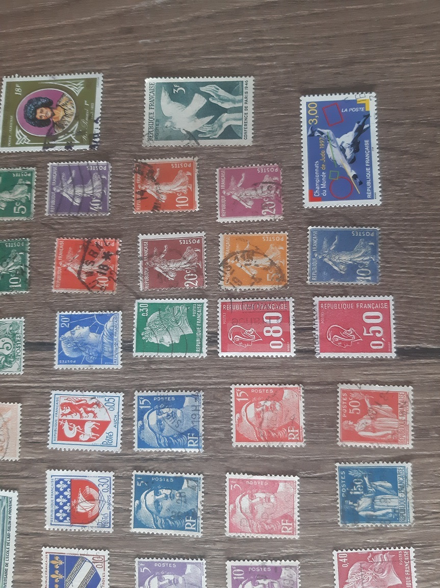 FRANCÚZSKO, razené známky, každá iná. 100 KS.