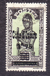 POBREŽIE SLONOVINY 1933, Michel 105, razená. KOLÓNIE. DOMORODKYŇA - PRETLAČ NA ZNÁMKE Z HORNEJ VOLTY.
