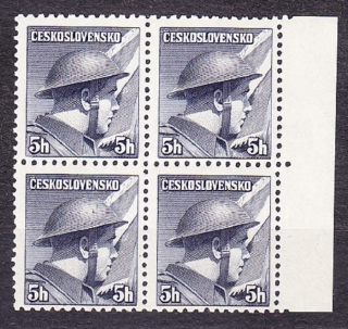 ČSSR 1945, Pofis 387 DCH 179/1, ** čistý 4-blok s doskovou chybou. LONDÝNSKE VYDANIE. HRDINOVIA.